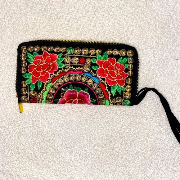 Embroidered floral wristlet. NWOT - Picture 2 of 3